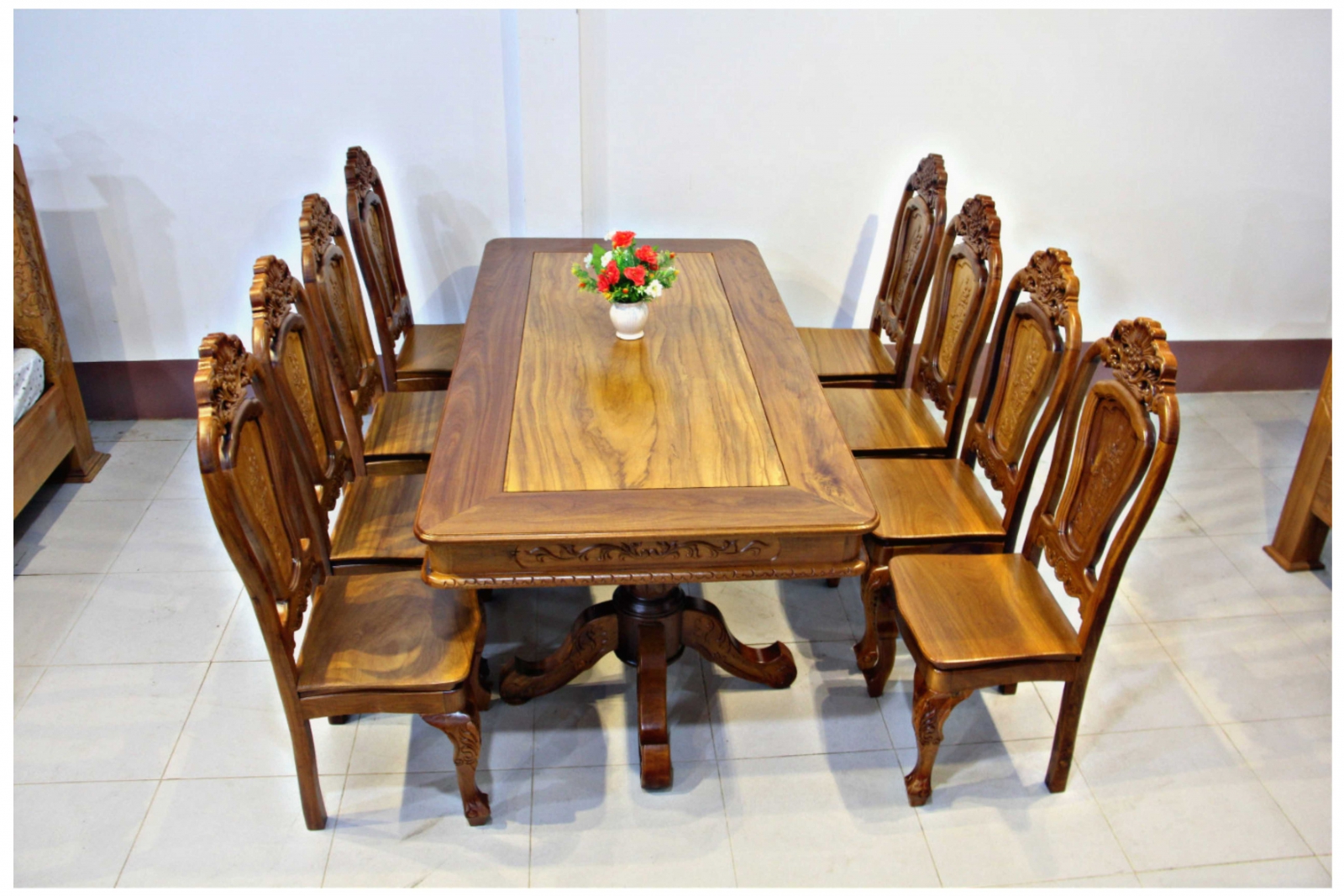 Bàn ăn gỗ đỏ với 8 ghế sẽ là lựa chọn hoàn hảo cho những ai yêu thích phong cách thiết kế đậm chất cổ điển. Với chất liệu gỗ đỏ cao cấp và họa tiết trang trí tinh xảo, bàn ăn này sẽ mang đến cho không gian bữa ăn của bạn vẻ đẹp cổ điển tinh tế.